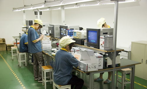 深圳某工厂的监控摄像头生产车间,全部是流水线作业